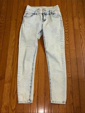Women’s Light Acid Wash Skinny Jeans - Pale Blue